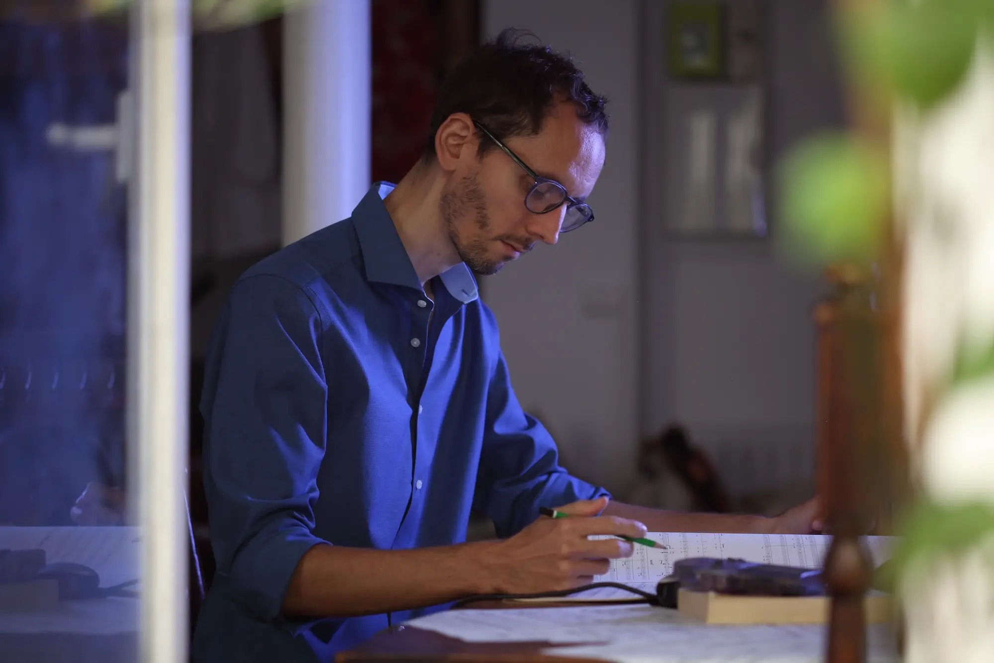 compositeur annotant une partition